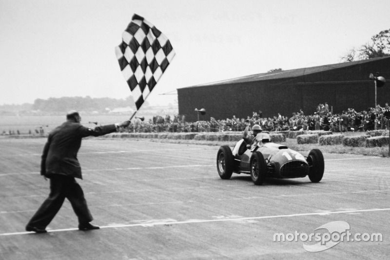 José Froilán González franchissant la ligne d’arrivée sous le drapeau à damier au British Grand Prix 1951
