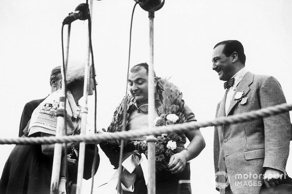 José Froilán González brandissant les lauriers de la victoire, première victoire Ferrari en F1