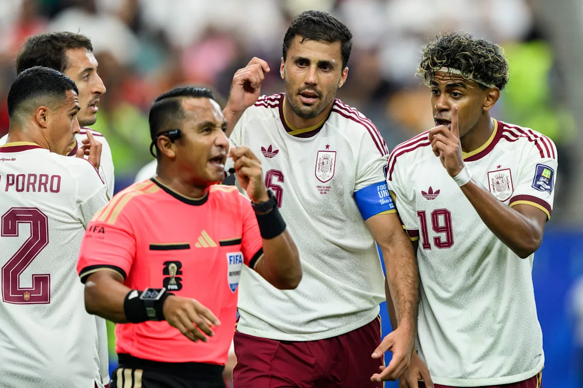 France-Espagne: "On parle de 10 ou 15 fautes non sifflées", Rodri se plaint aussi de l'arbitrage et défend Lamine Yamal