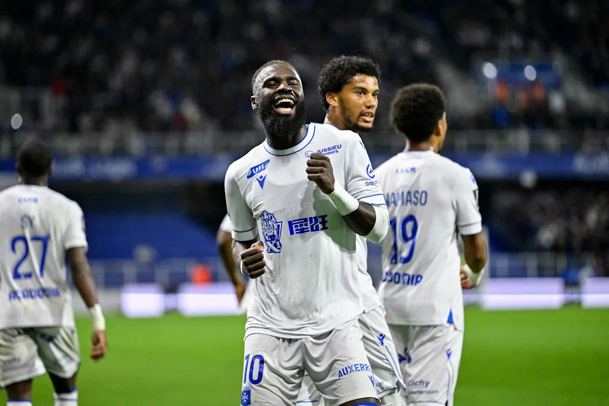 Mercato : le Paris FC propose Sinayoko, mais Auxerre bloque l’offre malgré sa promesse