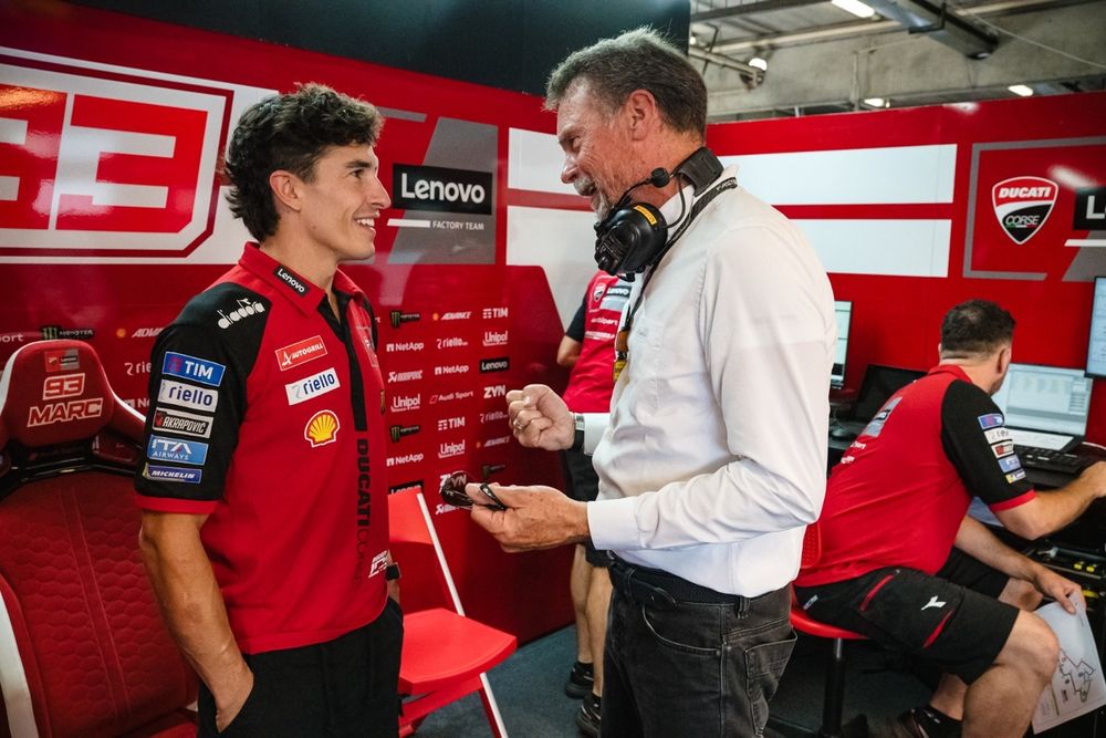 Giorgio Barbier de Pirelli échangeant avec Marc Márquez à Brno