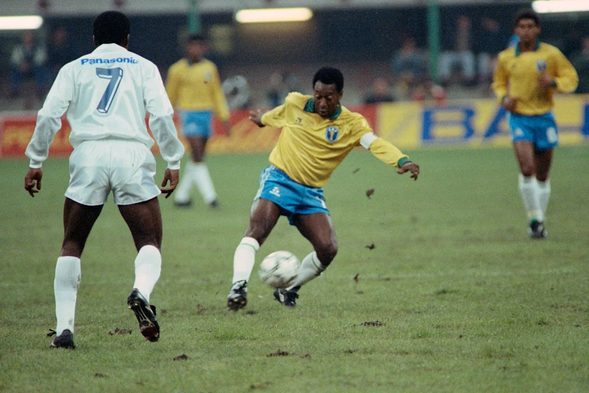 Un maillot mythique de Pelé vendu une somme folle aux enchères
