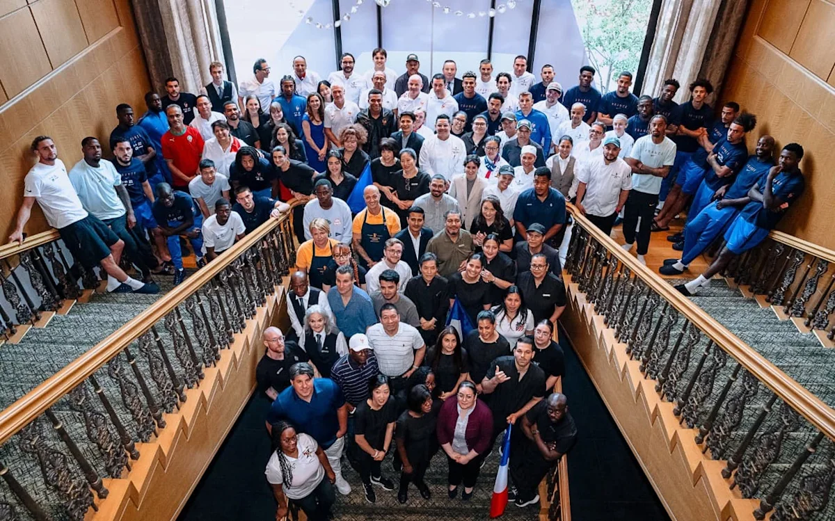 Equipe de France: l'émouvante haie d'honneur des employés du camp de base des Bleus avant leur départ pour Miami