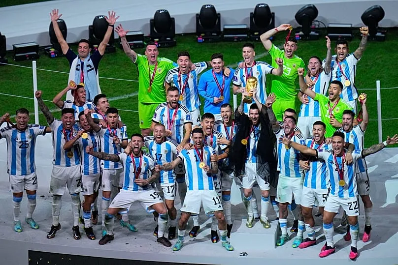 L'équipe d'Argentine célèbre la victoire aux tirs au but contre la France en 2022