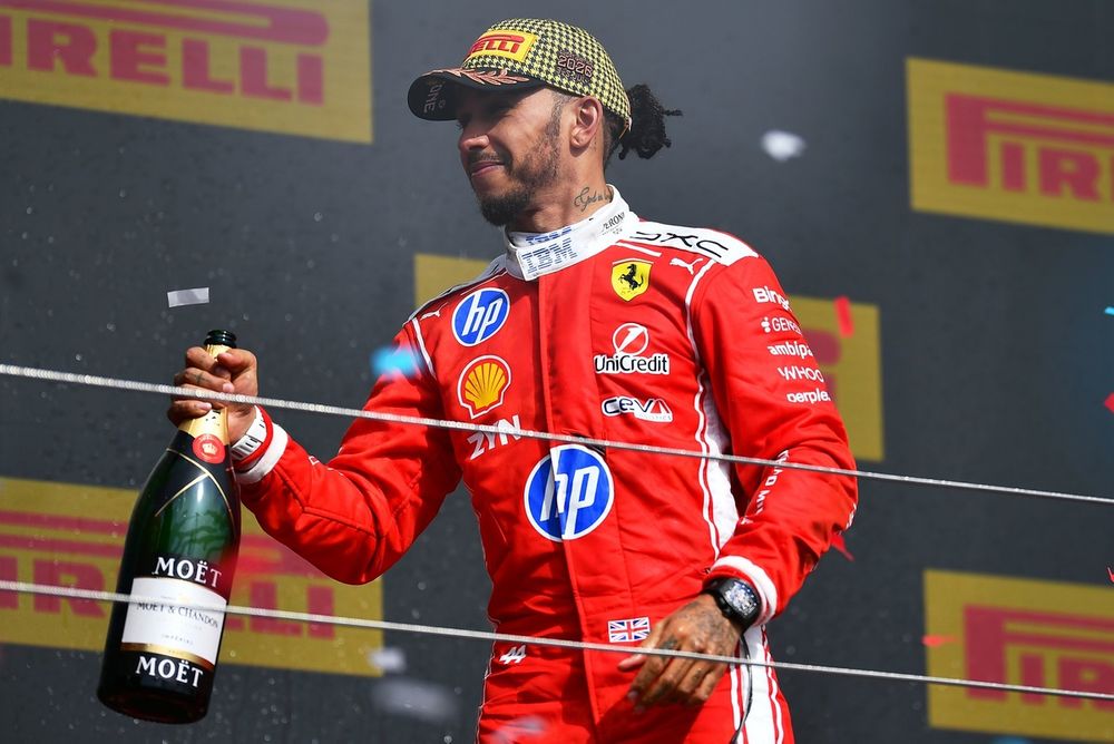 Lewis Hamilton au volant de sa Ferrari, concentré sur la lutte en course