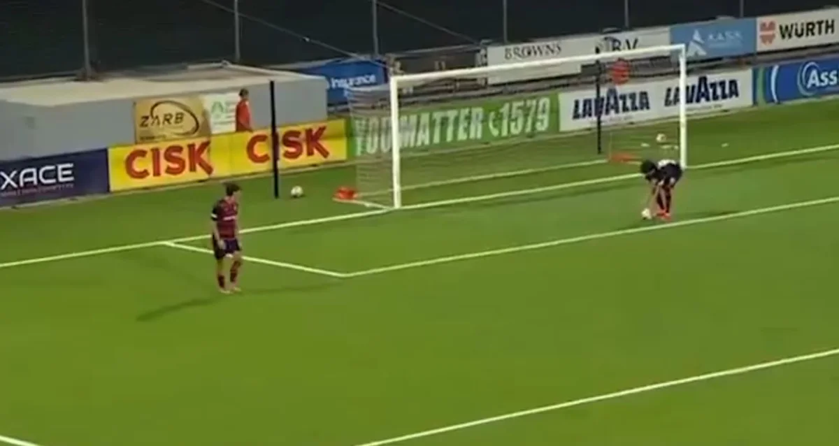 Ligue Conférence: il prend le ballon à la main pensant qu'il était sorti... et élimine son équipe