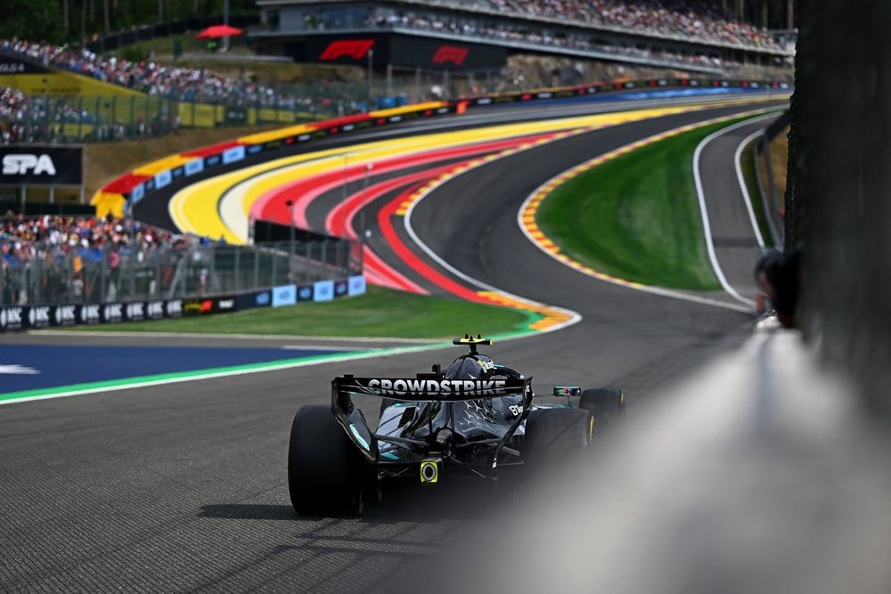 Kimi Antonelli au volant d’une Mercedes, illustrant le niveau de performance requis en 2026