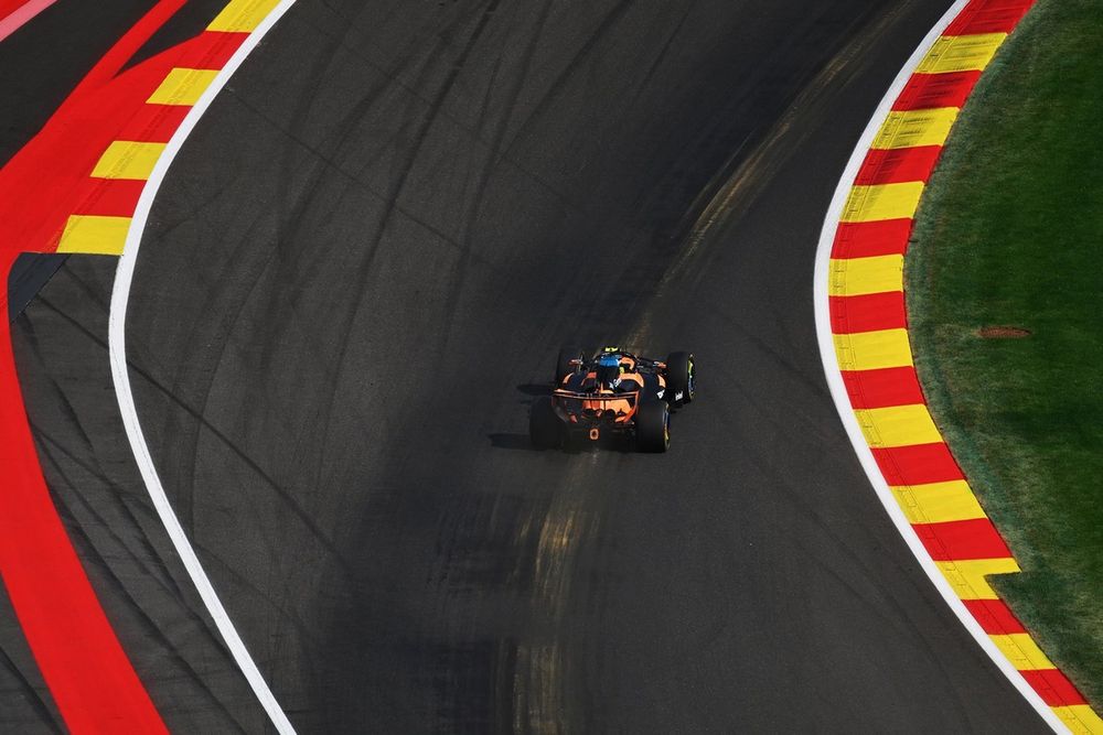 Norris perd du terrain sur Antonelli dans les courbes d’Eau Rouge et du Raidillon à Spa‑Francorchamps.