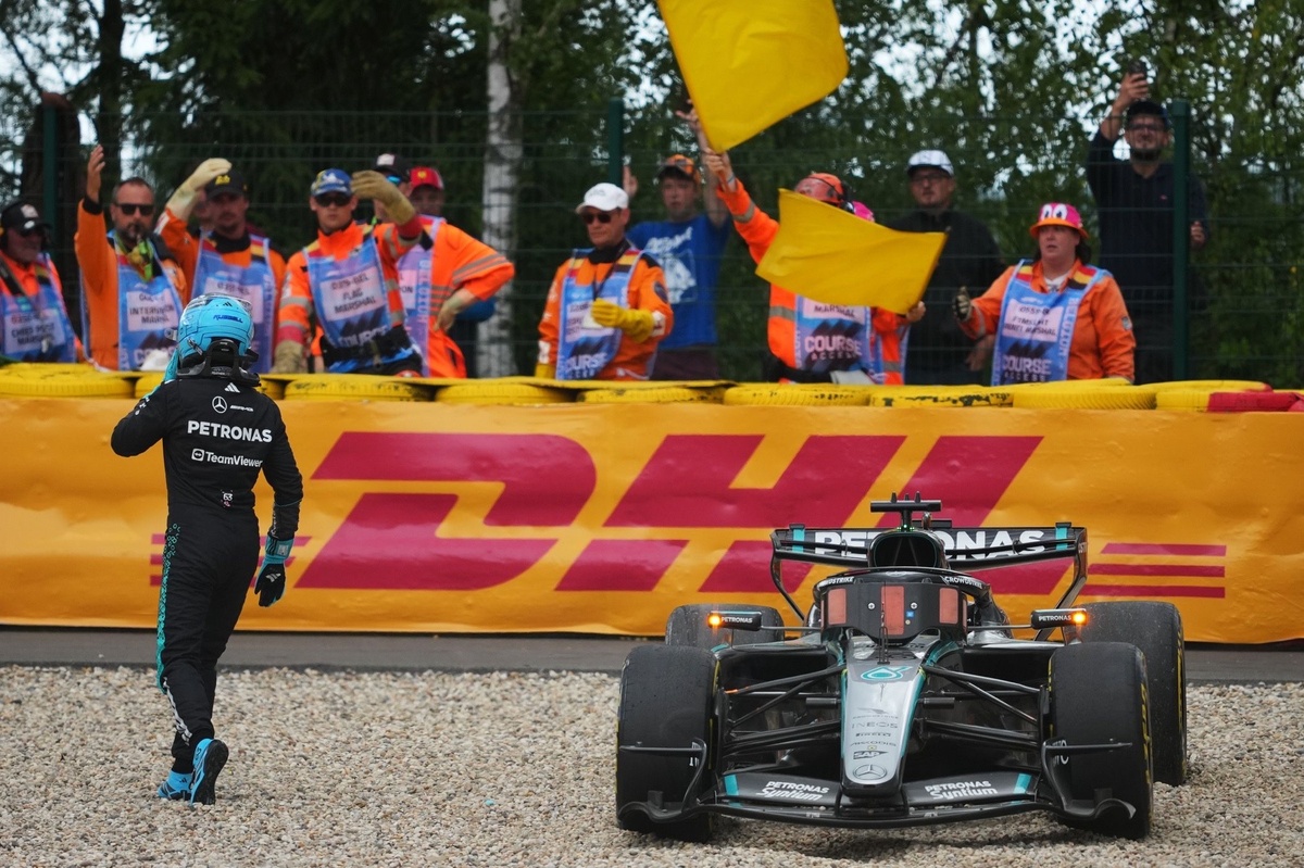 Russell en colère après une panne de batterie avant son accrochage avec Hamilton en F1
