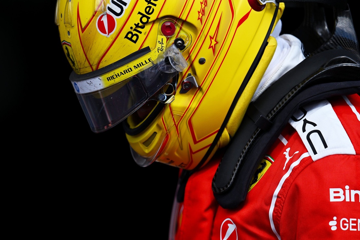 Lewis Hamilton repense à l’incident F1 de Kimi Räikkönen en 2018, renverse son mécanicien