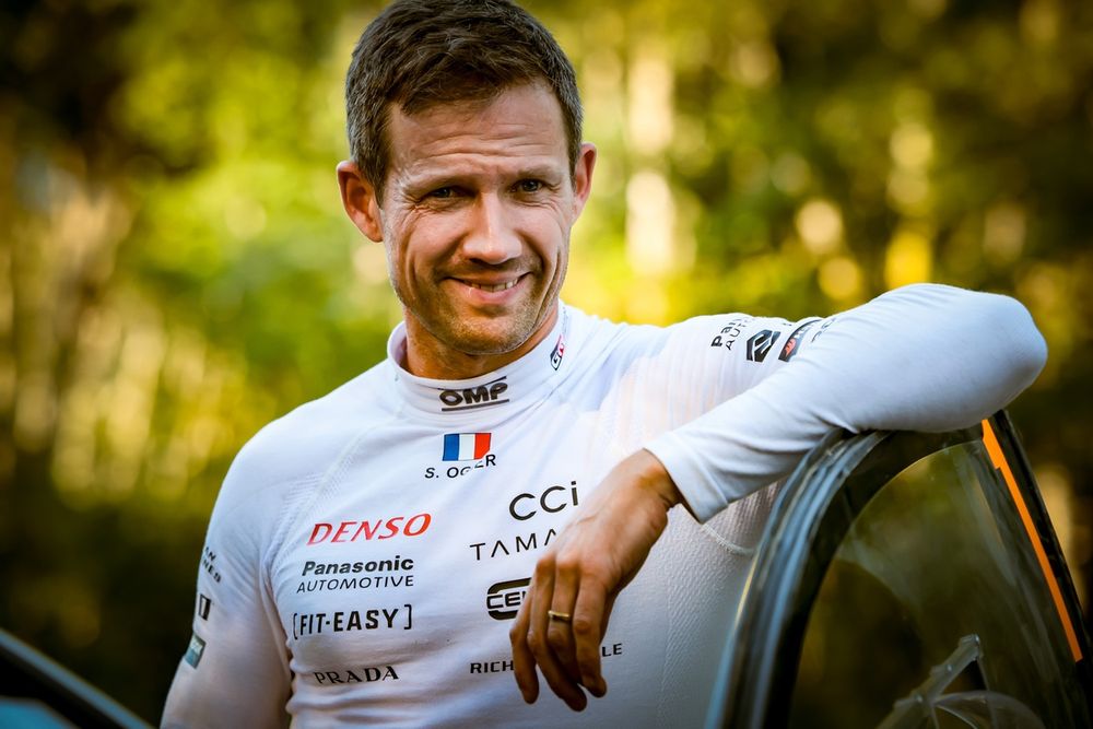 Sebastien Ogier franchit la ligne d'arrivée, cinquième du rallye d’Estonie