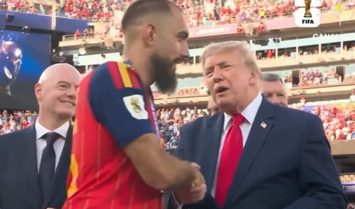 Espagne-Argentine: Borja Iglesias a bien serré la main de Donald Trump (sans un regard) pour "ne pas aller en prison"