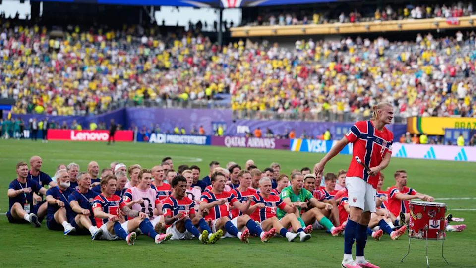 Erling Haaland et les supporters norvégiens en 'viking row'