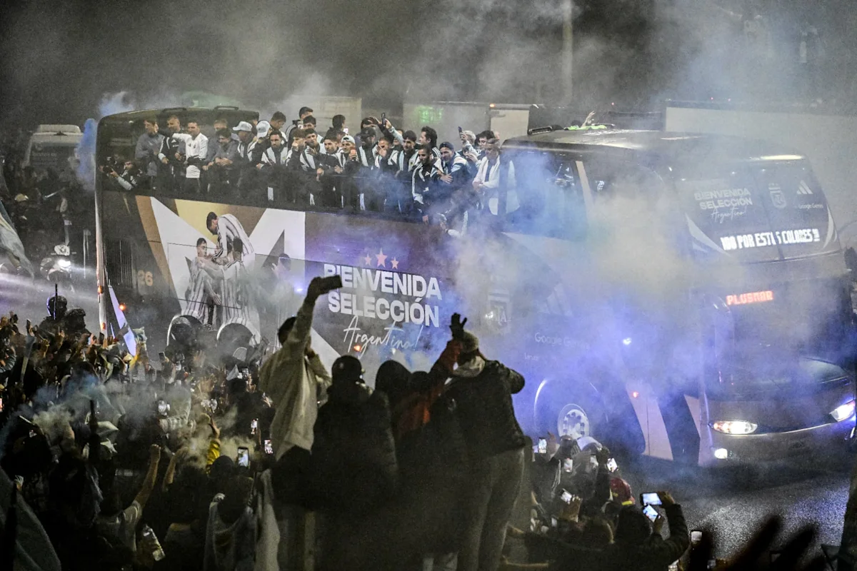 Coupe du monde 2026: sans Messi, les Argentins ont paradé à Buenos Aires dans un bus à impériale après leur défaite en finale