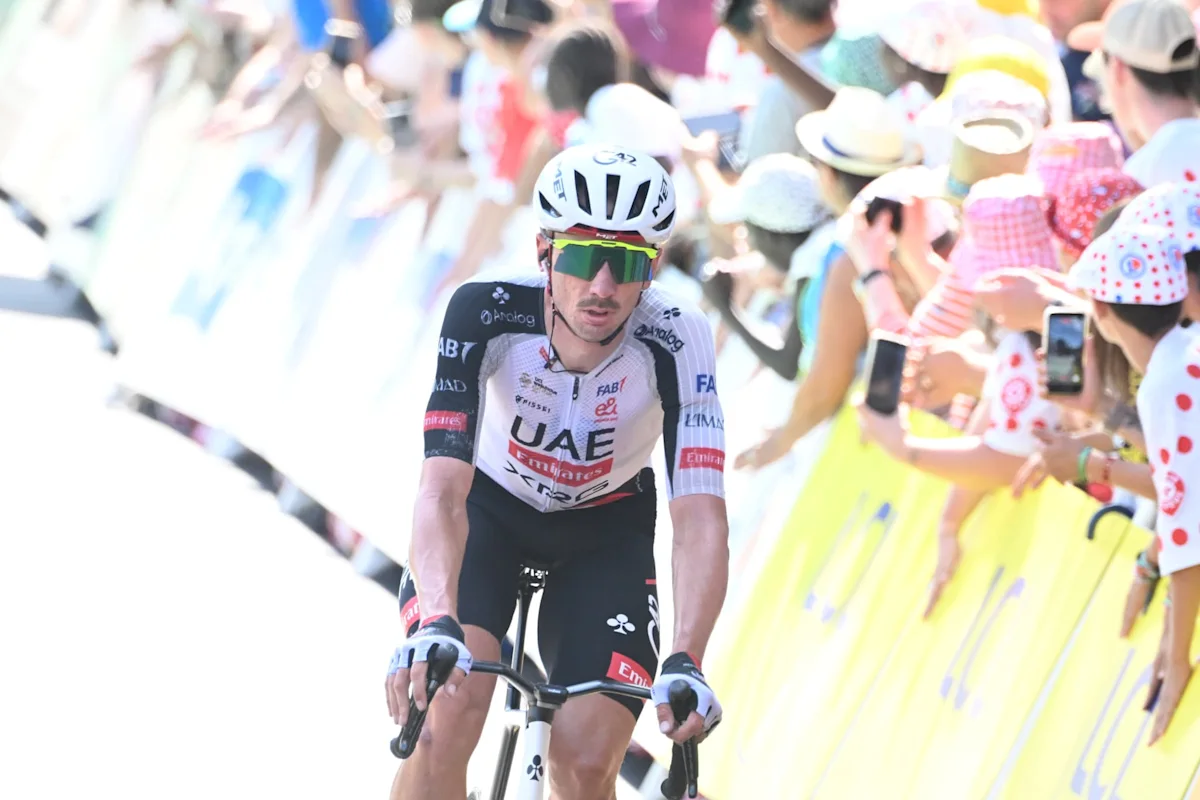 Tour de France 2026 : McNulty renversé par une voiture agacée lors du contre‑la‑montre