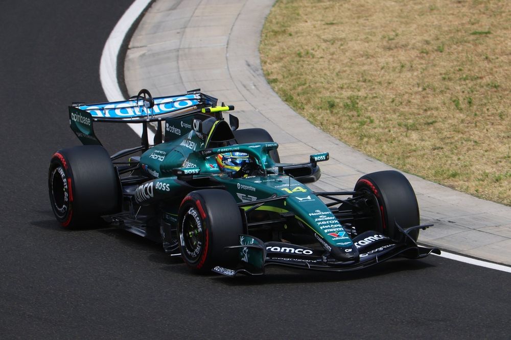Fernando Alonso pilotant son Aston Martin à Budapest