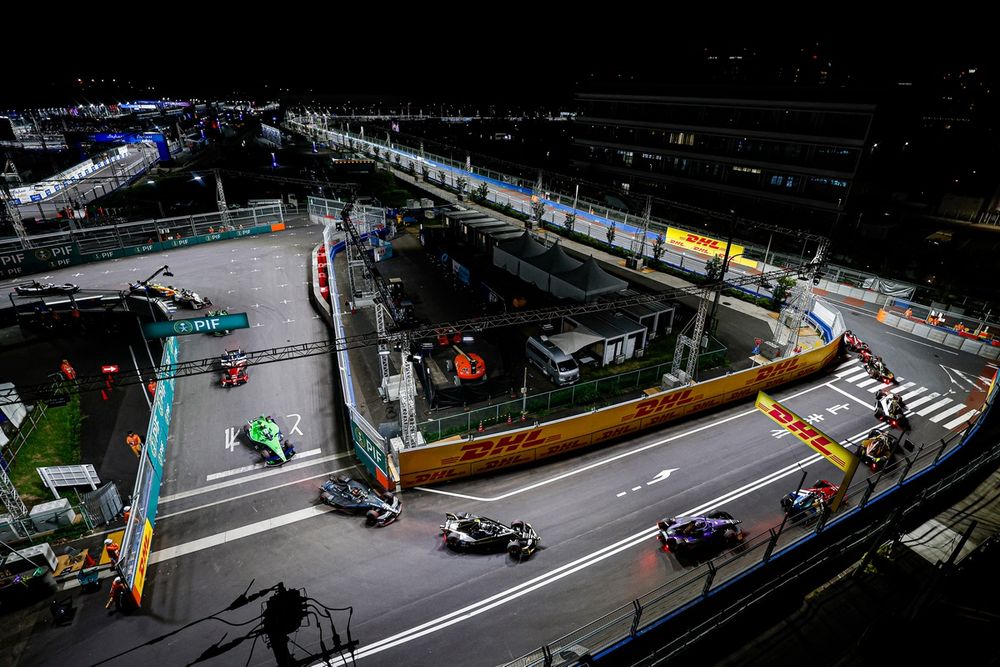 Action sur le circuit urbain de Tokyo pendant le Formula E