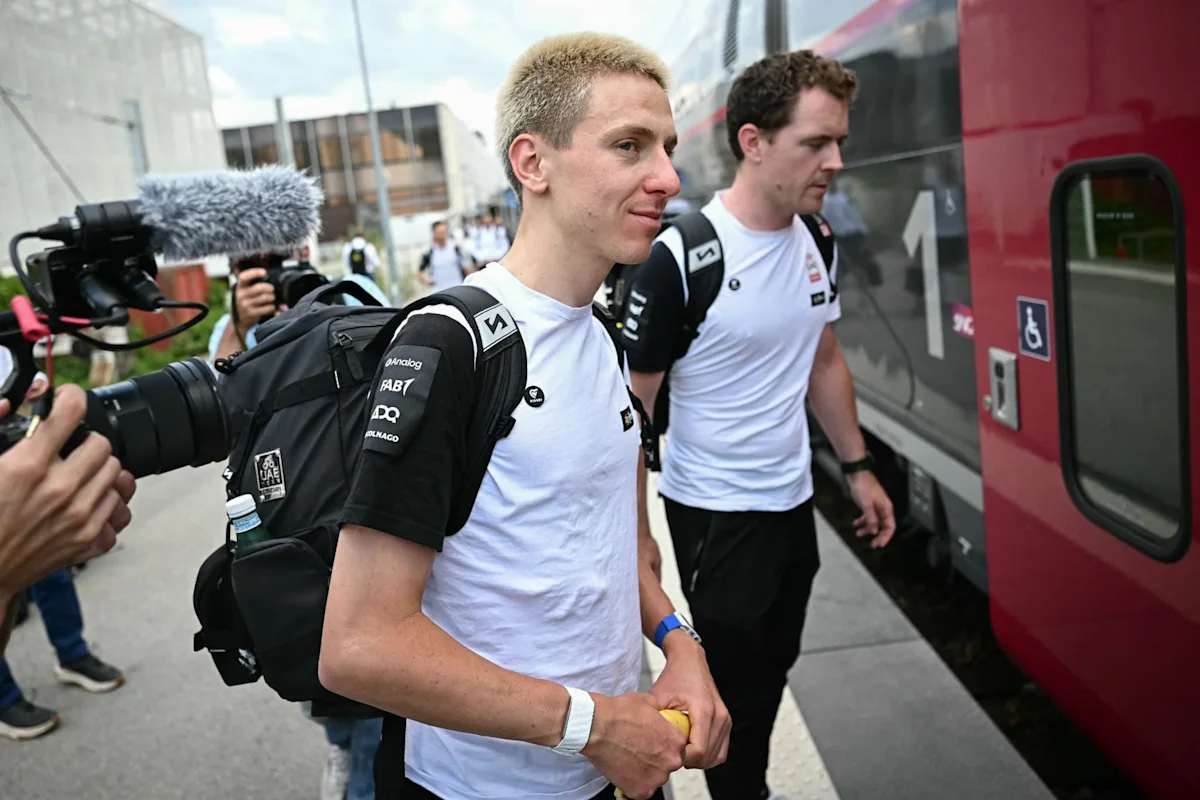 Pogacar en première classe, McDo et claquettes-chaussettes… voyage dans le train des coureurs du Tour de France