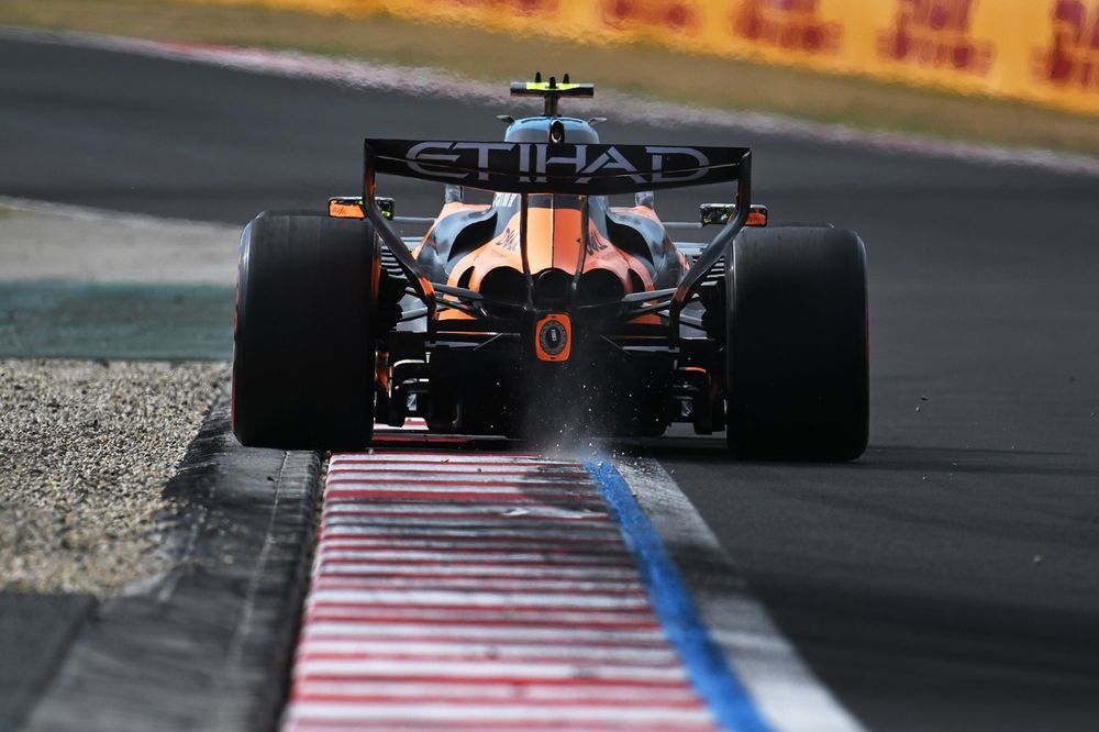 Lando Norris examinant sa McLaren avant la course à Budapest
