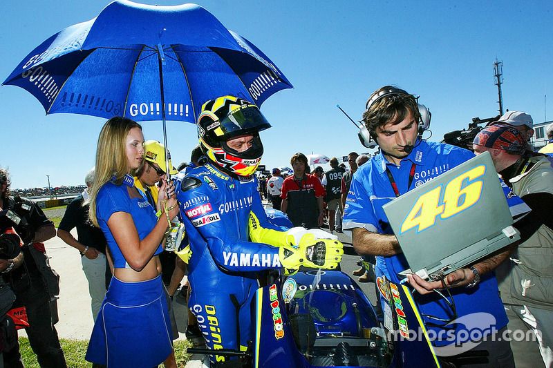 Valentino Rossi à la victoire de Yamaha en 2004.