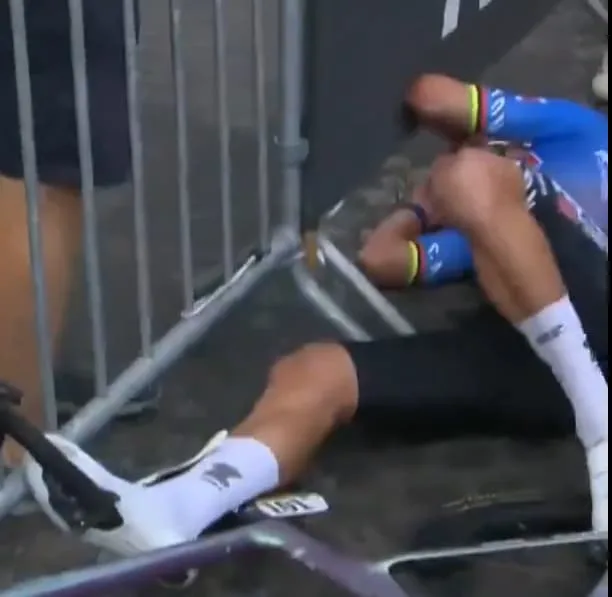 Van der Poel s’effondre, tête aux barrières, après victoire sur la 21e étape du Tour 2026