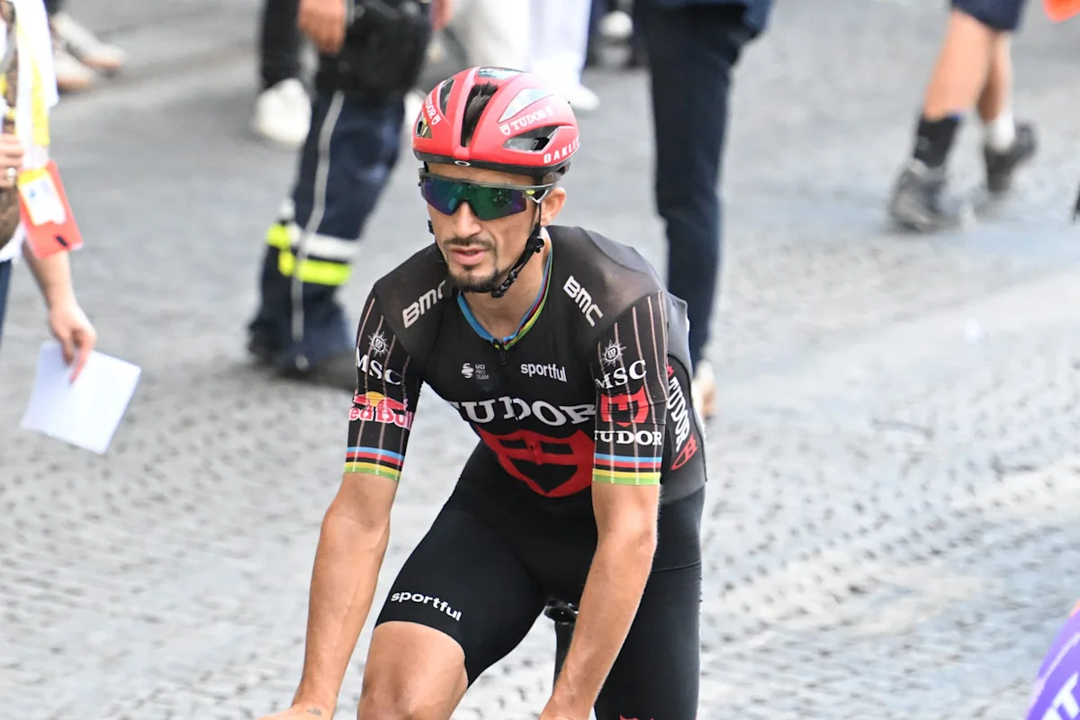 Tour de France 2026: les belles images de Julian Alaphilippe seul dans Montmartre, en communion avec le public