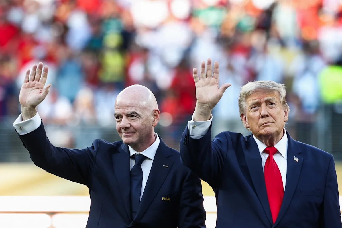 "Vente de la Coupe du monde": l’Association des supporters britanniques vent debout contre le projet d'Infantino