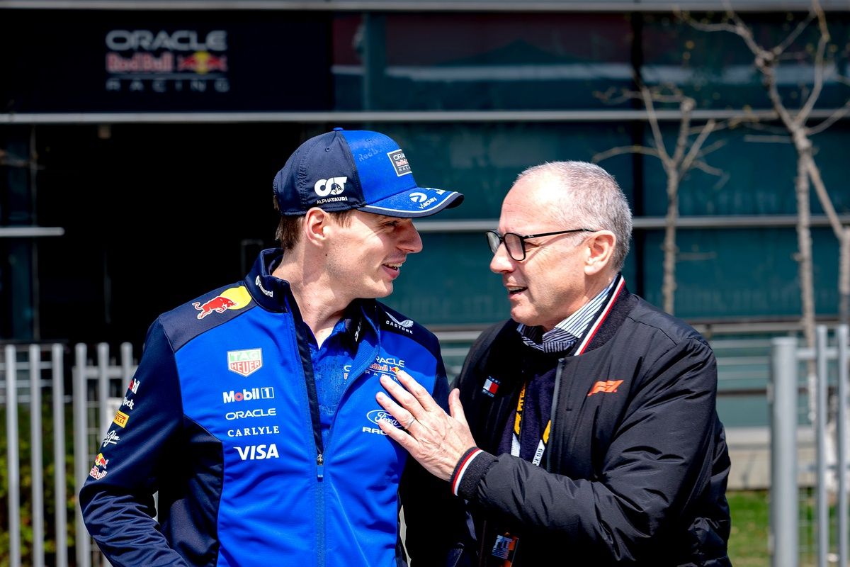 Max Verstappen et Stefano Domenicali discutant en privé de la nouvelle réglementation 2026