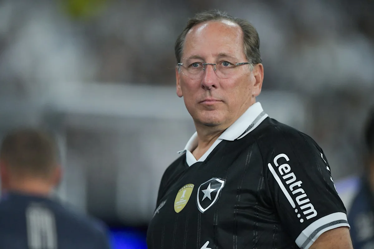 Le bras de fer continue entre Textor et l’OL: l’Américain assigne le club en justice