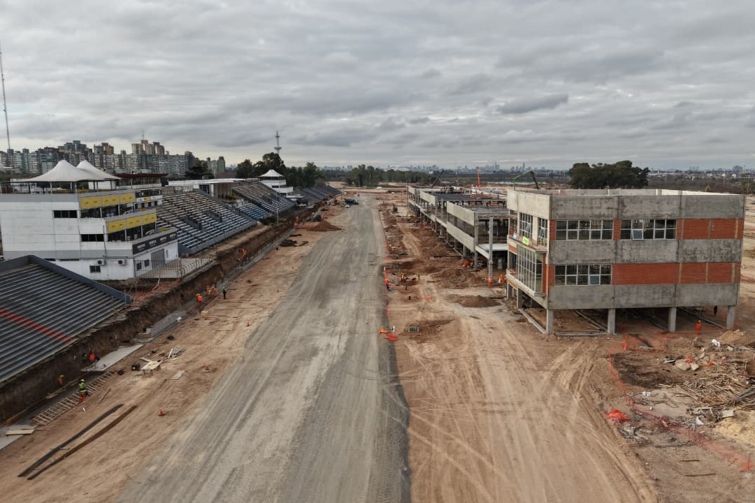 Nouveau bâtiment des stands avec 32 garages pour le MotoGP