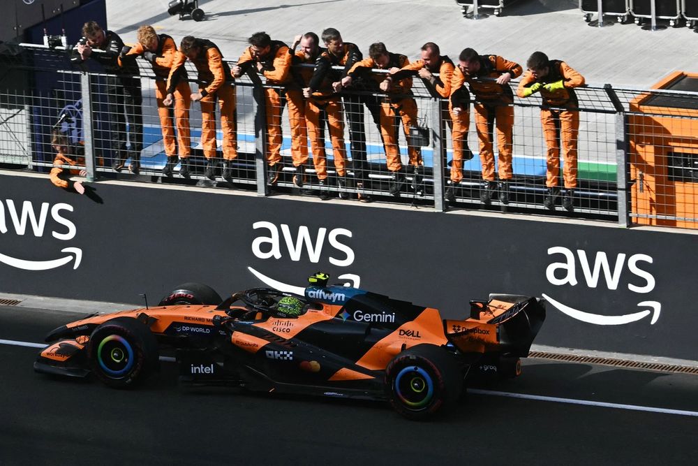 Lando Norris célèbre la victoire de McLaren sur le podium à Budapest