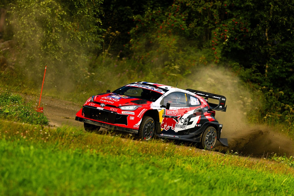 Ogier glisse entre les flaques en Finlande pendant que Fourmaux subit une grosse perte