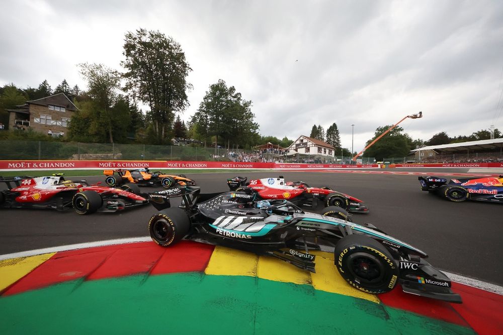 Les pilotes, dont Russell et Hamilton, au passage de La Source au départ.