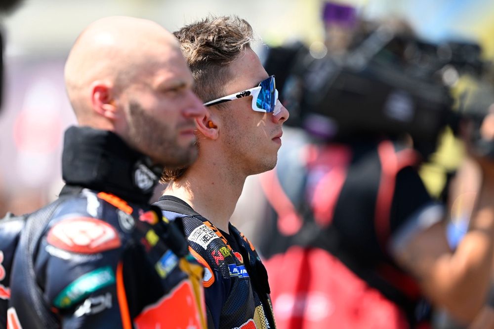 Pedro Acosta en combinaison Red Bull KTM Factory Racing au paddock