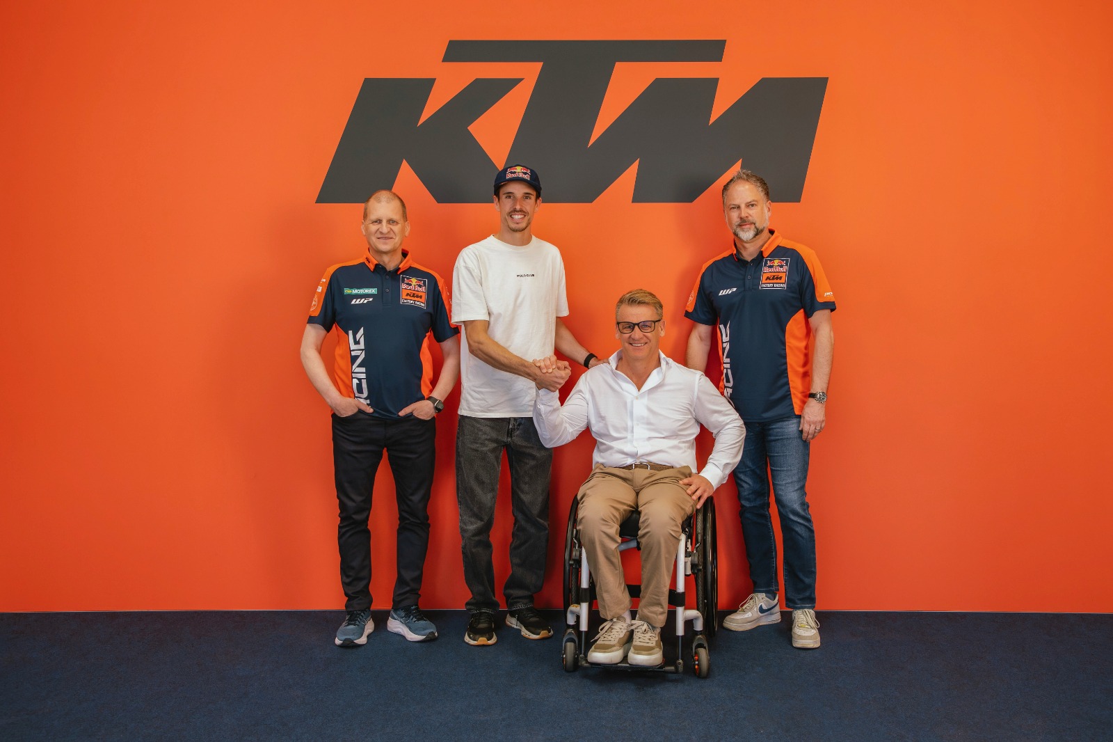Álex Márquez avec Pit Beirer, Aki Ajo et Jens Hainbach, ses nouveaux dirigeants chez KTM
