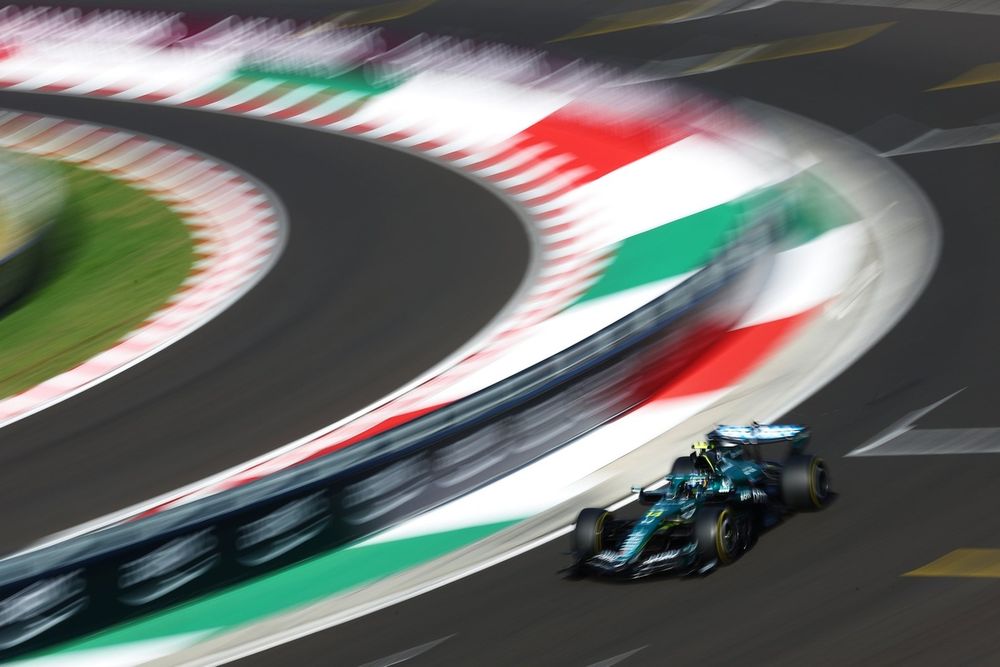 Fernando Alonso au volant de l'AMR26 version B d'Aston Martin