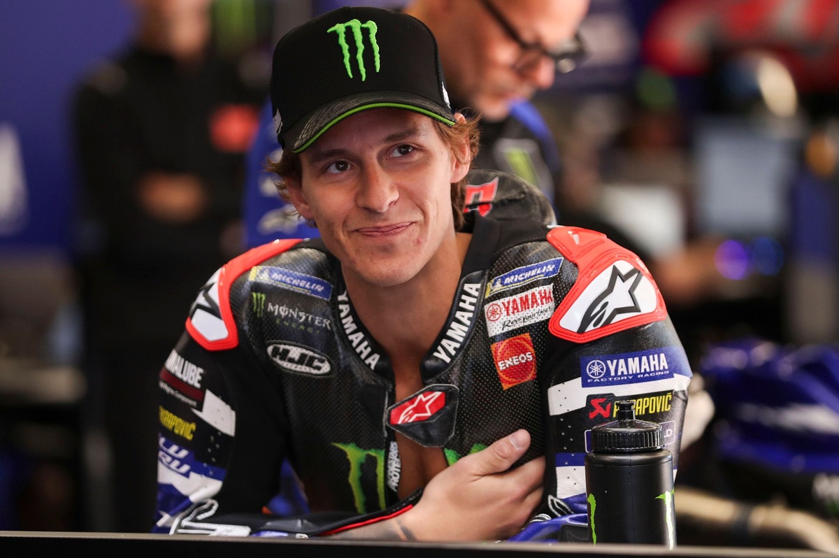 Fabio Quartararo en combinaison jaune Yamaha, photo officielle