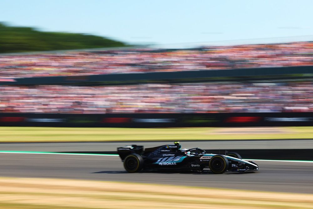 Kimi Antonelli au volant de sa Mercedes lors du sprint qualifying à Silverstone