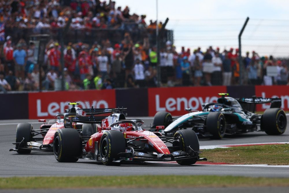 Kimi Antonelli, Mercedes, Charles Leclerc et Lewis Hamilton en début de course à Silverstone
