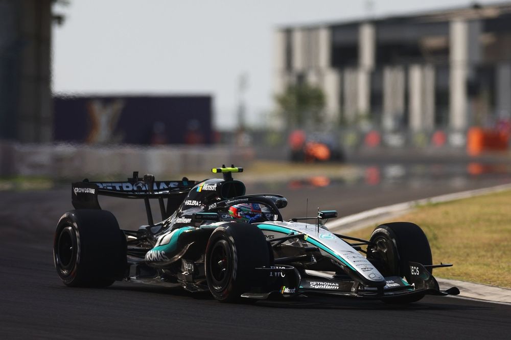 Kimi Antonelli pilotant sa Mercedes sur le Hungaroring