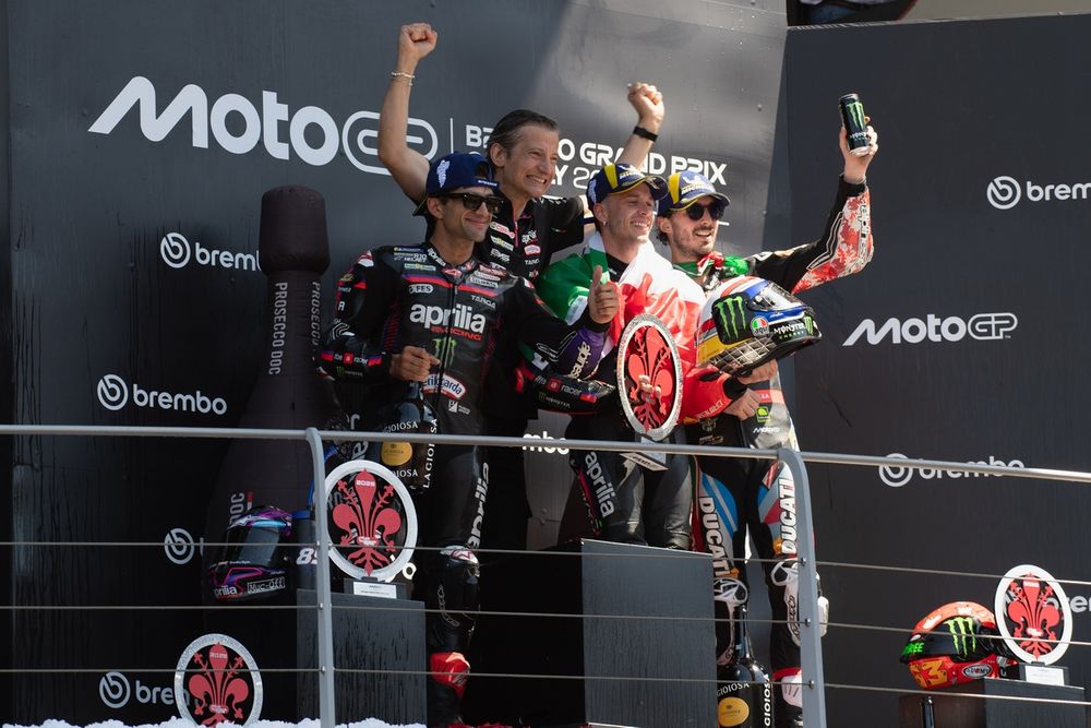 Jorge Martín aux côtés de Marco Bezzecchi, équipes Aprilia Racing, lors du podium de Mugello