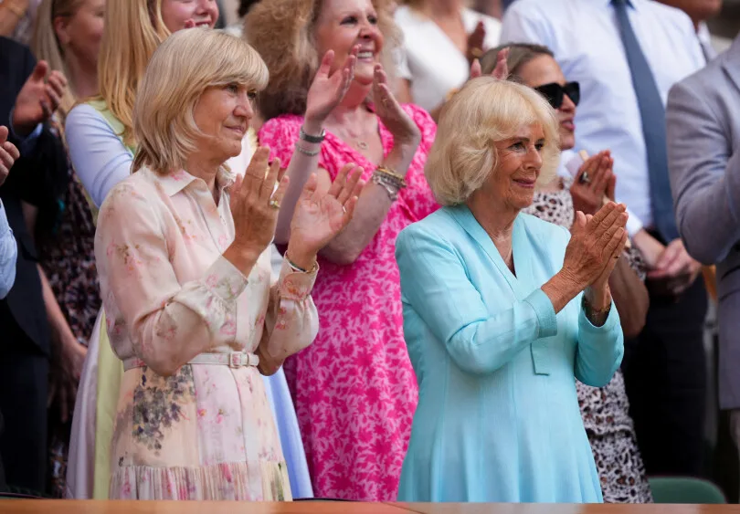 Queen Camilla félicite Arthur Fery après sa victoire en trois sets à Wimbledon