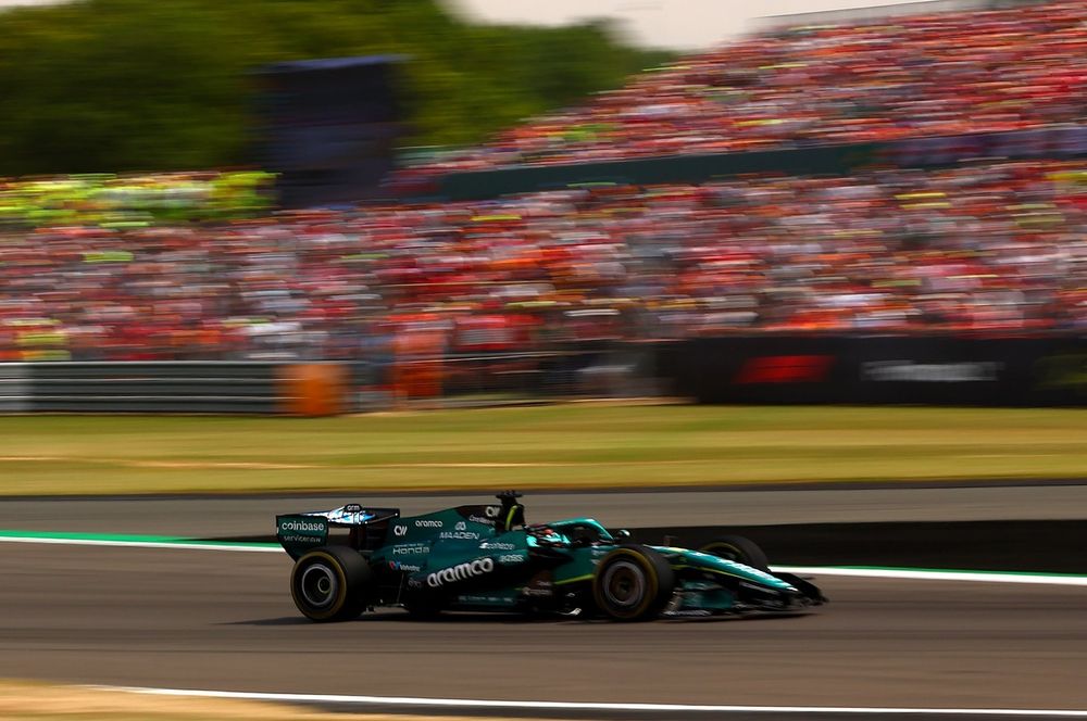 Lance Stroll au volant d’une Aston Martin lors d’une séance d’essais