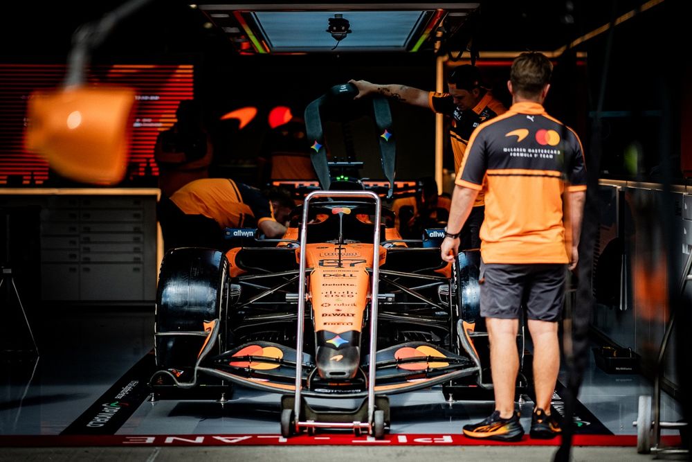 Équipe McLaren au paddock