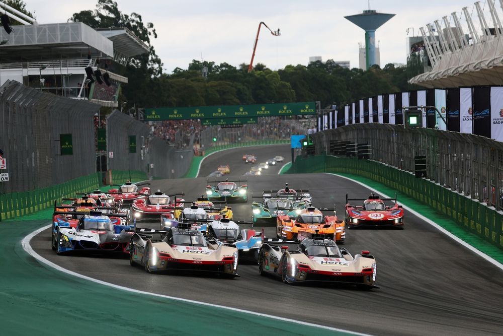 Le départ des 6 Heures de São Paulo, voitures glissant sur une piste mouillée