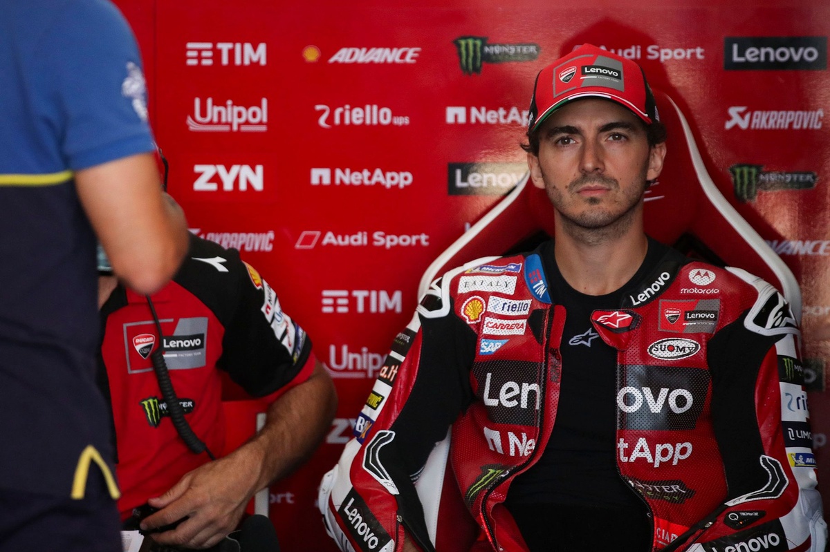Pecco Bagnaia en tenue Ducati Team avant son opération