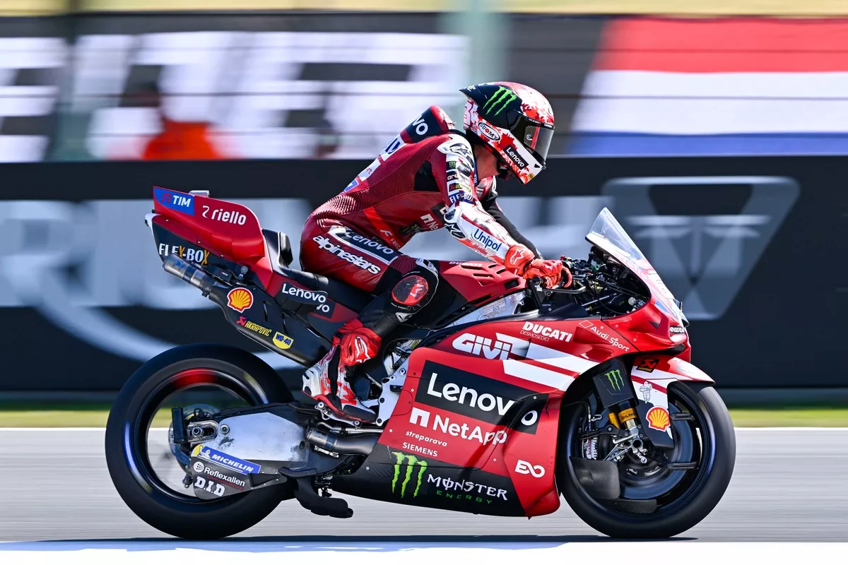 Francesco Bagnaia en tenue Ducati sur le paddock