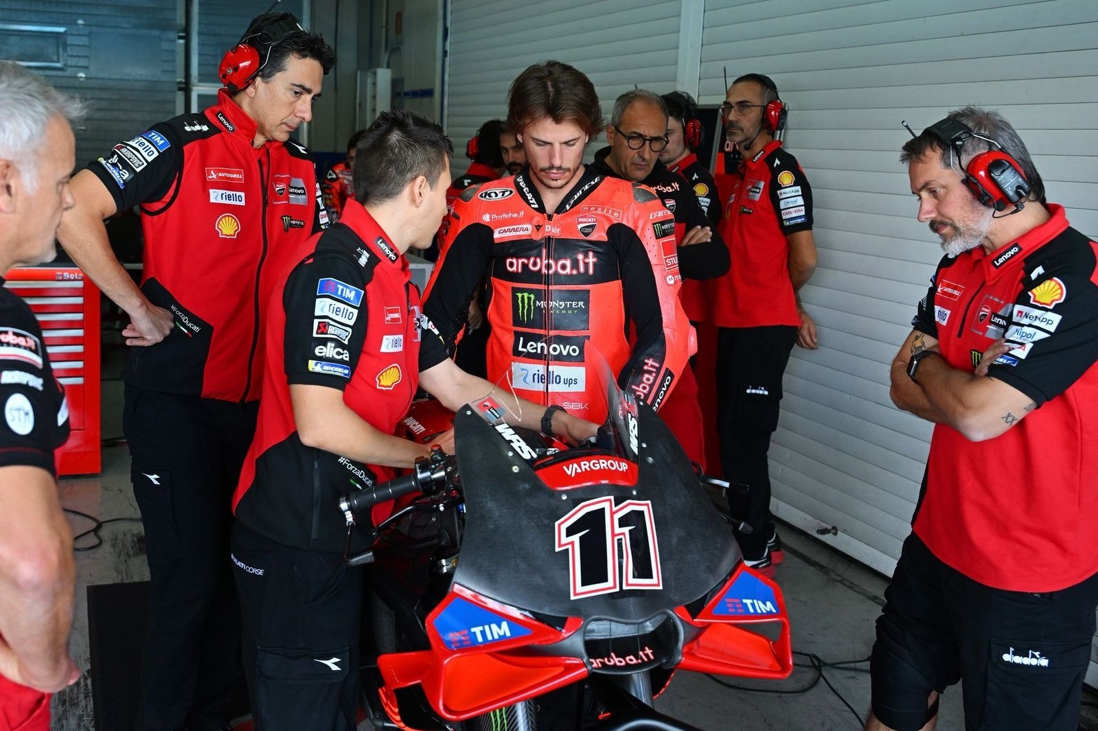 Nicolò Bulega au volant du prototype Ducati GP27 sur le circuit de Barcelone