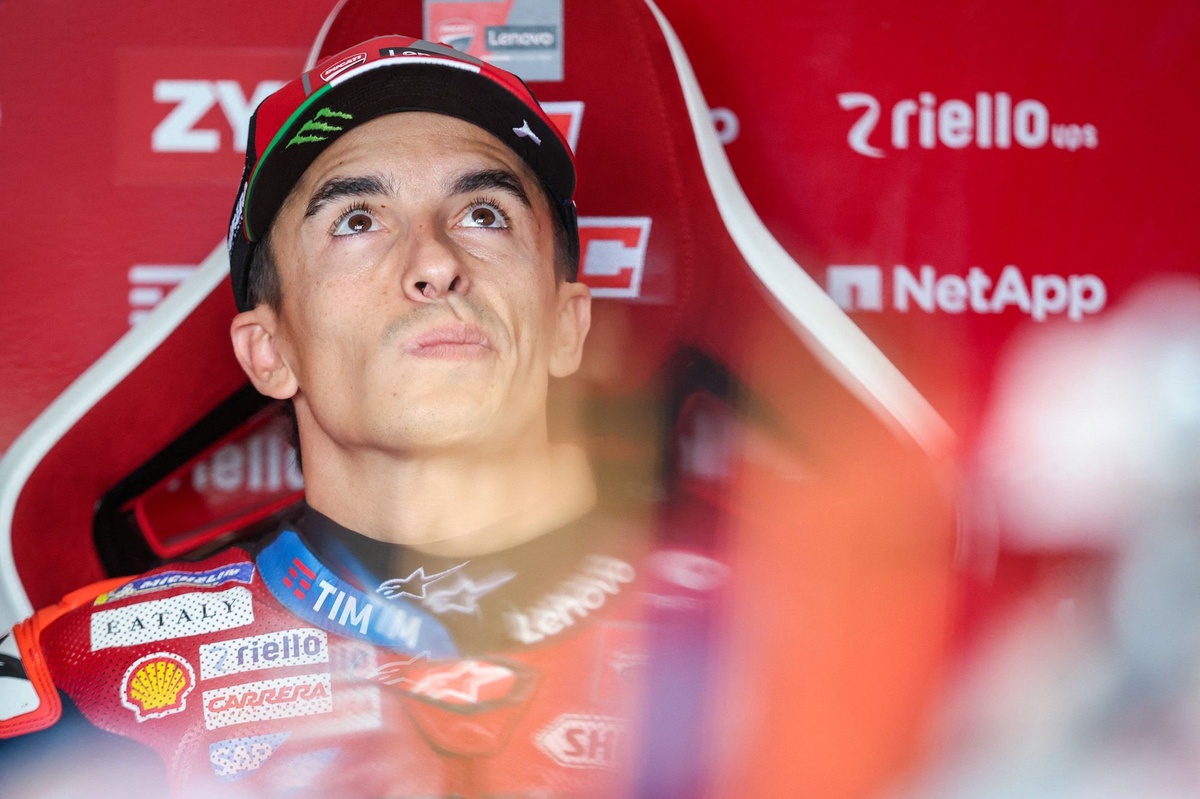 Marc Márquez au centre du paddock, casque sous le bras