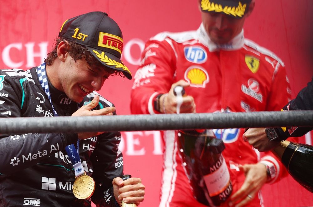 Kimi Antonelli franchit la ligne d'arrivée devant Charles Leclerc au GP de Belgique